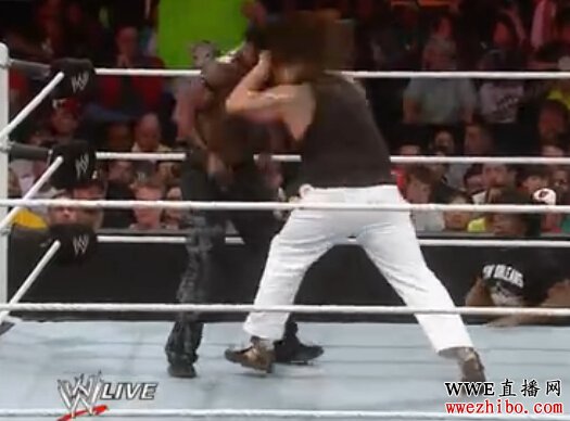 WWE送葬者遭最强野兽KO：RAW第20140401期：怀特家族揍罗恩反遭塞纳攻击