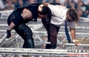 WWE历史上最经典的一刻，送葬者高空虐杀米克・佛力！